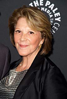 How tall is Linda Lavin?